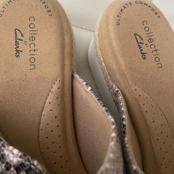 Clarks snakeskin slides with cushion heel - Picture 4 of 4
